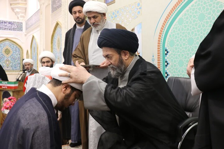 تصاویر/ آئین عمامه گذاری طلاب حوزه علمیه استان اردبیل