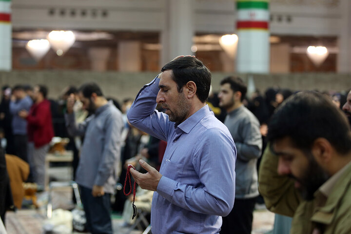 شب‌زنده‌داری زائران حرم بانوی کرامت در شب نیمه شعبان