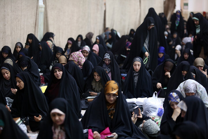 شب‌زنده‌داری زائران حرم بانوی کرامت در شب نیمه شعبان