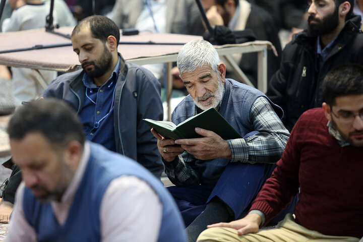 شب‌زنده‌داری زائران حرم بانوی کرامت در شب نیمه شعبان