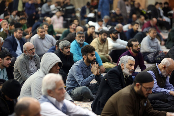 شب‌زنده‌داری زائران حرم بانوی کرامت در شب نیمه شعبان