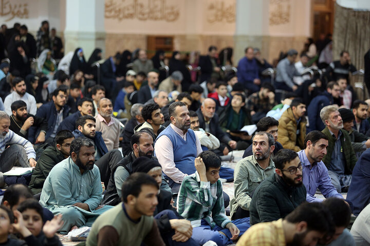 شب‌زنده‌داری زائران حرم بانوی کرامت در شب نیمه شعبان