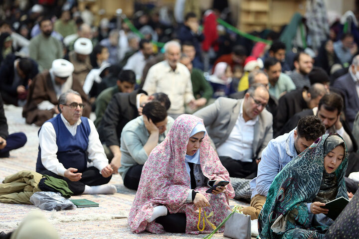 شب‌زنده‌داری زائران حرم بانوی کرامت در شب نیمه شعبان