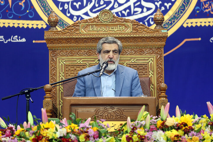 شب‌زنده‌داری زائران حرم بانوی کرامت در شب نیمه شعبان