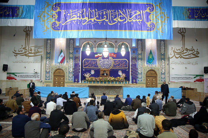 شب‌زنده‌داری زائران حرم بانوی کرامت در شب نیمه شعبان