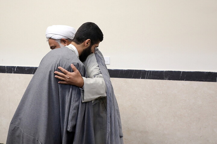 تصاویر/ مراسم عمامه گذاری طلاب توسط آیت الله العظمی مکارم شیرازی