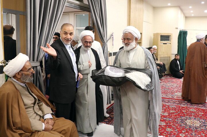 تصاویر/ مراسم عمامه گذاری طلاب توسط آیت الله العظمی مکارم شیرازی