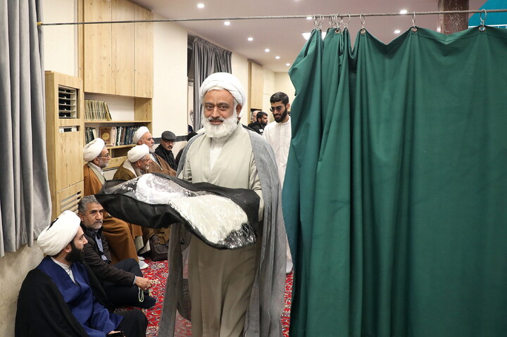 تصاویر/ مراسم عمامه گذاری طلاب توسط آیت الله العظمی مکارم شیرازی