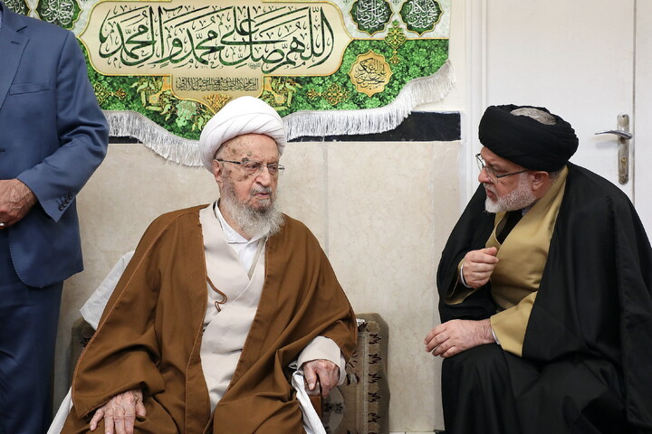 تصاویر/ مراسم عمامه گذاری طلاب توسط آیت الله العظمی مکارم شیرازی