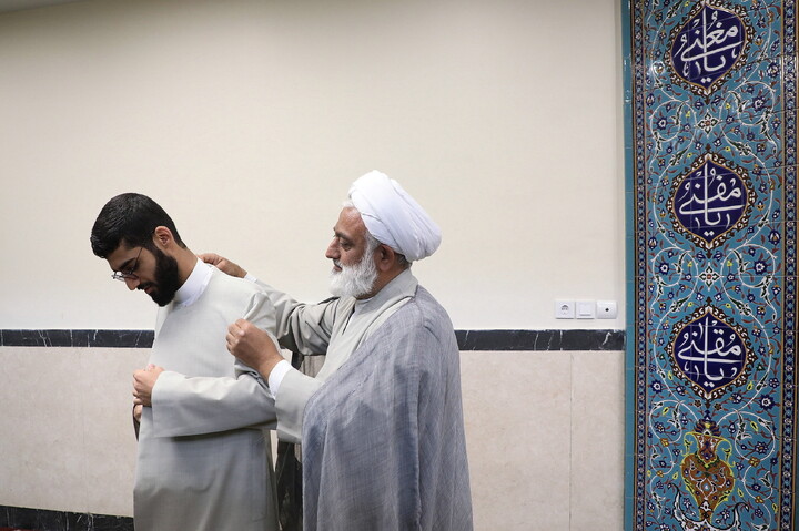 تصاویر/ مراسم عمامه گذاری طلاب توسط آیت الله العظمی مکارم شیرازی