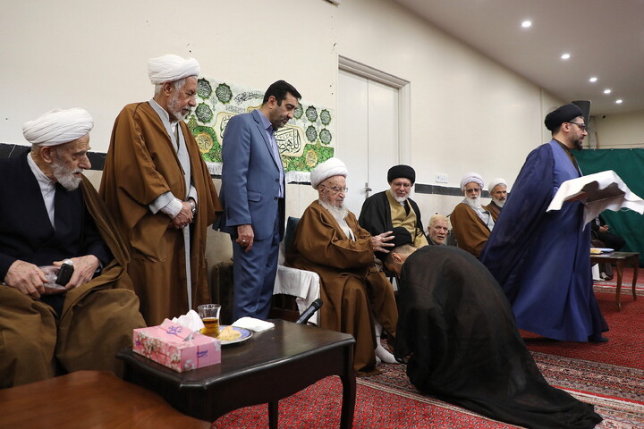 تصاویر/ مراسم عمامه گذاری طلاب توسط آیت الله العظمی مکارم شیرازی