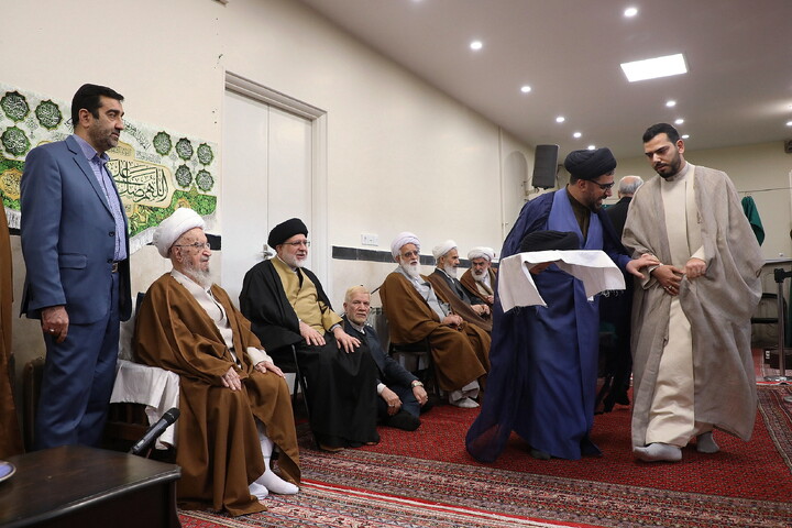 تصاویر/ مراسم عمامه گذاری طلاب توسط آیت الله العظمی مکارم شیرازی