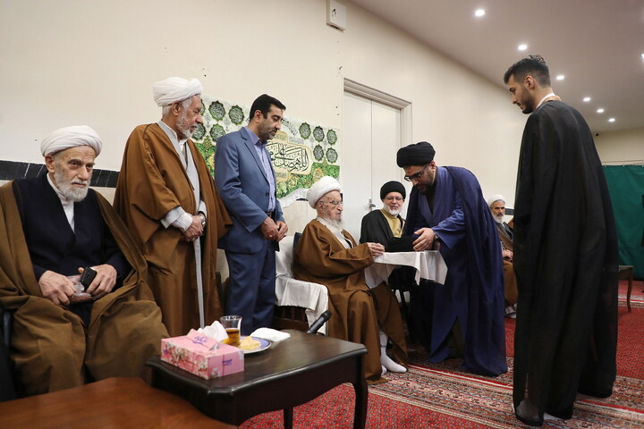 تصاویر/ مراسم عمامه گذاری طلاب توسط آیت الله العظمی مکارم شیرازی