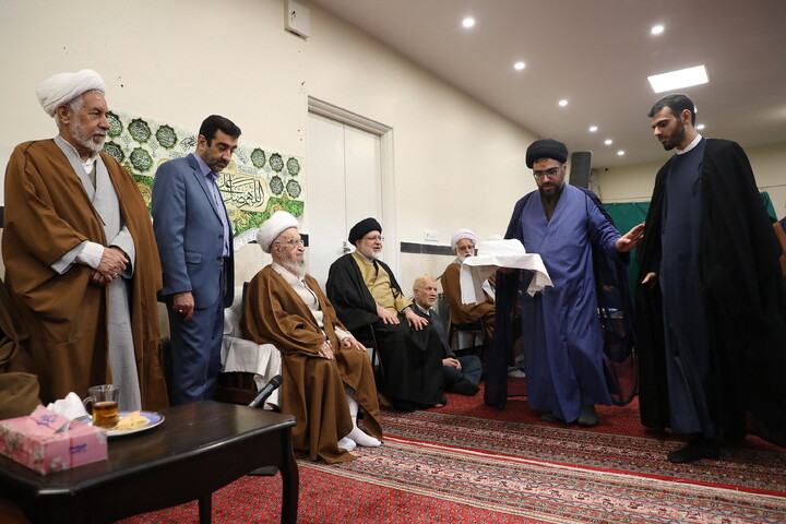تصاویر/ مراسم عمامه گذاری طلاب توسط آیت الله العظمی مکارم شیرازی