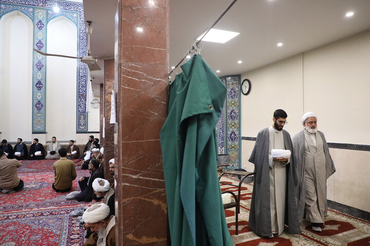 تصاویر/ مراسم عمامه گذاری طلاب توسط آیت الله العظمی مکارم شیرازی