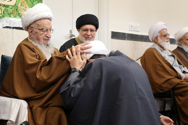 تصاویر/ مراسم عمامه گذاری طلاب توسط آیت الله العظمی مکارم شیرازی