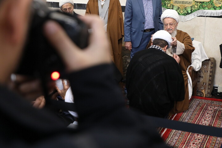تصاویر/ مراسم عمامه گذاری طلاب توسط آیت الله العظمی مکارم شیرازی