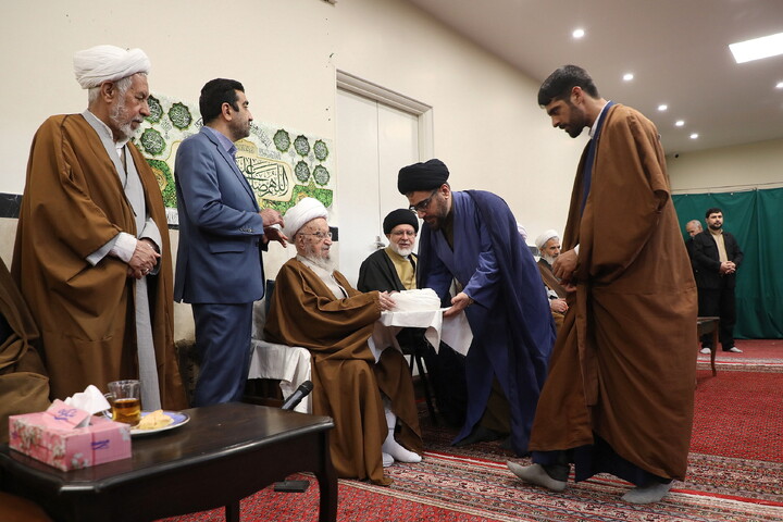 تصاویر/ مراسم عمامه گذاری طلاب توسط آیت الله العظمی مکارم شیرازی
