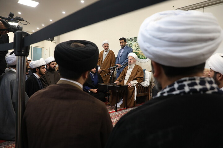 تصاویر/ مراسم عمامه گذاری طلاب توسط آیت الله العظمی مکارم شیرازی