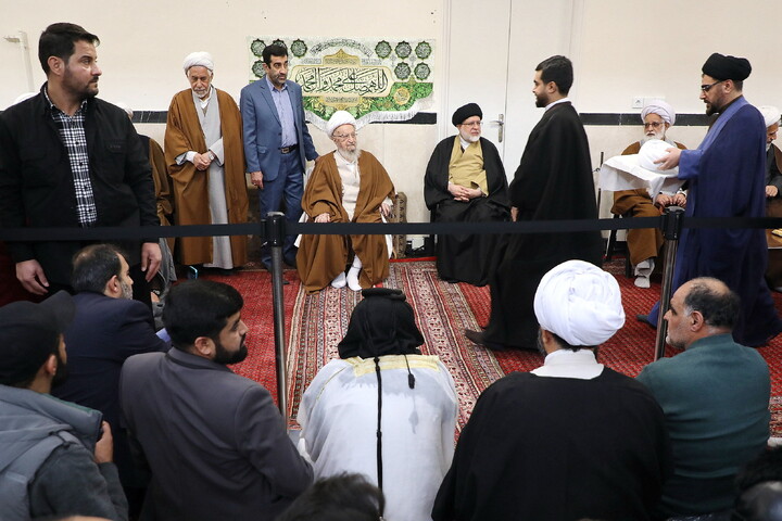 تصاویر/ مراسم عمامه گذاری طلاب توسط آیت الله العظمی مکارم شیرازی