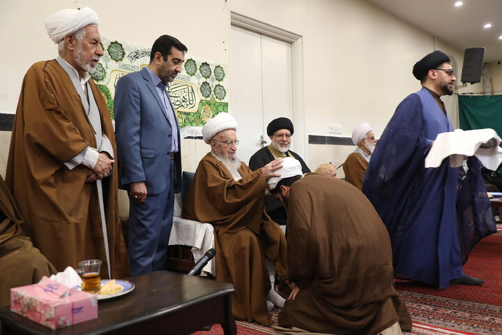 تصاویر/ مراسم عمامه گذاری طلاب توسط آیت الله العظمی مکارم شیرازی