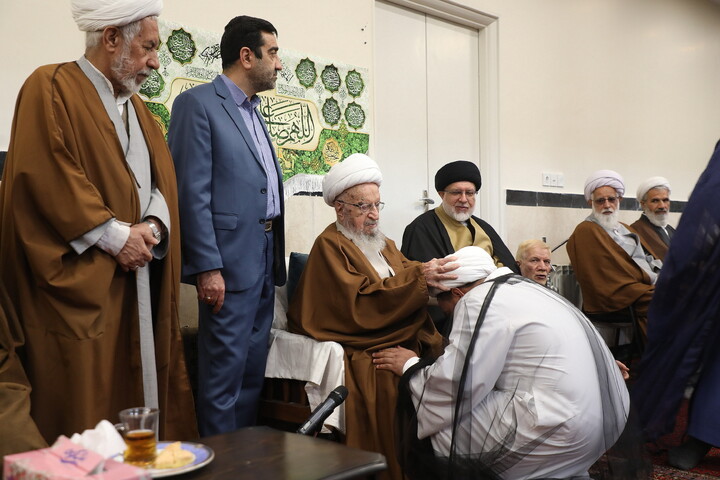 تصاویر/ مراسم عمامه گذاری طلاب توسط آیت الله العظمی مکارم شیرازی