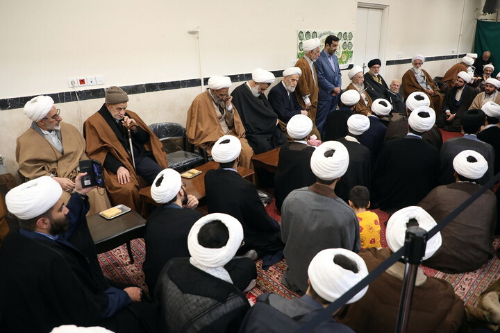 تصاویر/ مراسم عمامه گذاری طلاب توسط آیت الله العظمی مکارم شیرازی