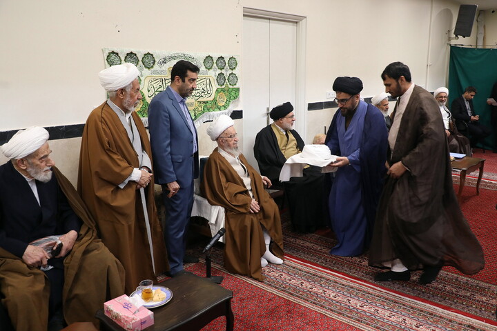 تصاویر/ مراسم عمامه گذاری طلاب توسط آیت الله العظمی مکارم شیرازی