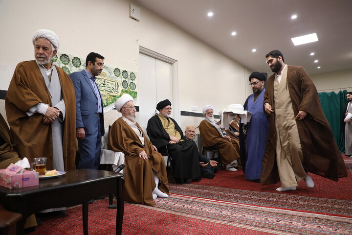 تصاویر/ مراسم عمامه گذاری طلاب توسط آیت الله العظمی مکارم شیرازی
