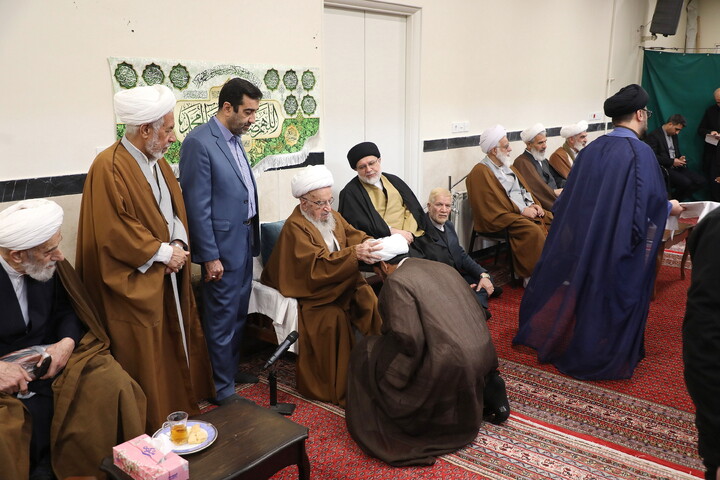 تصاویر/ مراسم عمامه گذاری طلاب توسط آیت الله العظمی مکارم شیرازی