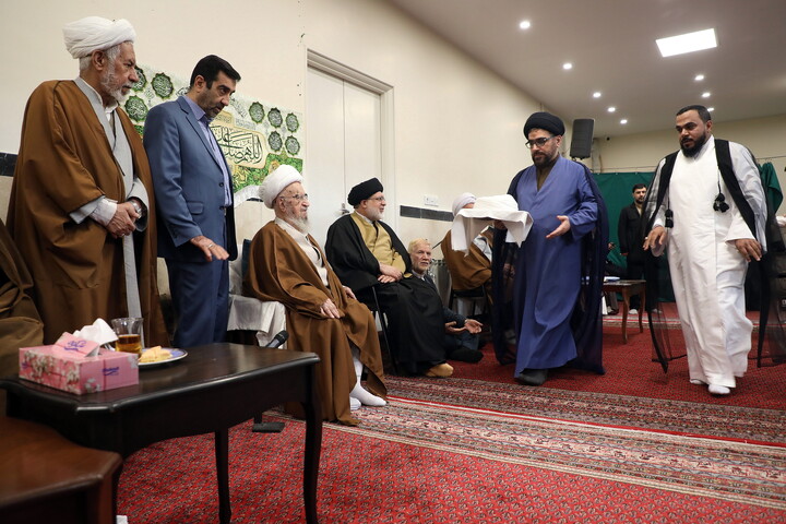 تصاویر/ مراسم عمامه گذاری طلاب توسط آیت الله العظمی مکارم شیرازی