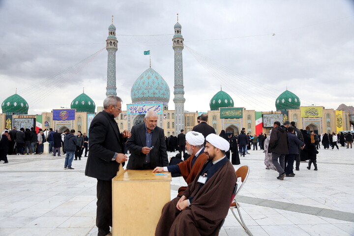 تصاویر/ حال و هوای مسجد مقدس جمکران در روز عید نیمه شعبان