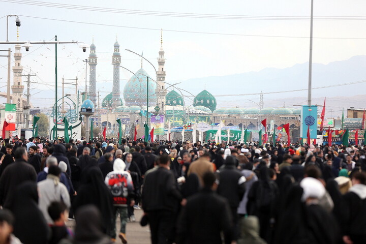 تصاویر/ حال و هوای مسجد مقدس جمکران در روز عید نیمه شعبان