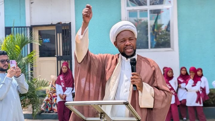 Sheikh Mkuu wa TIC Ashiriki Upandishaji wa Bendera ya Imam Mahdi (a.s) Bilal Comprehensive School