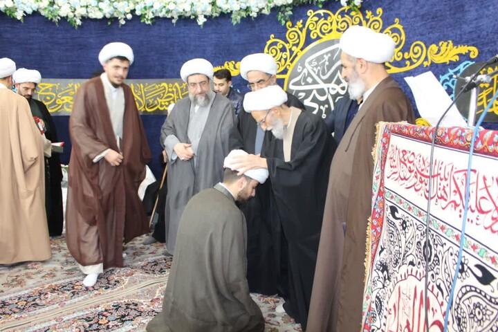 تصاویر / آیین عمامه گذاری جمعی از طلاب حوزه علمیه بناب