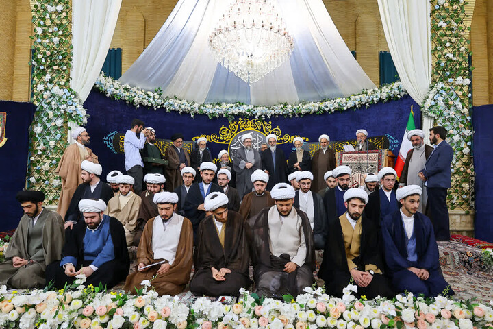 تصاویر / آیین عمامه گذاری جمعی از طلاب حوزه علمیه بناب