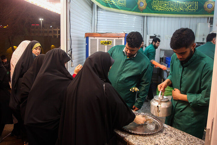 پذیرایی مواکب از زائران فاطمی در شام میلاد امام زمان(عج)