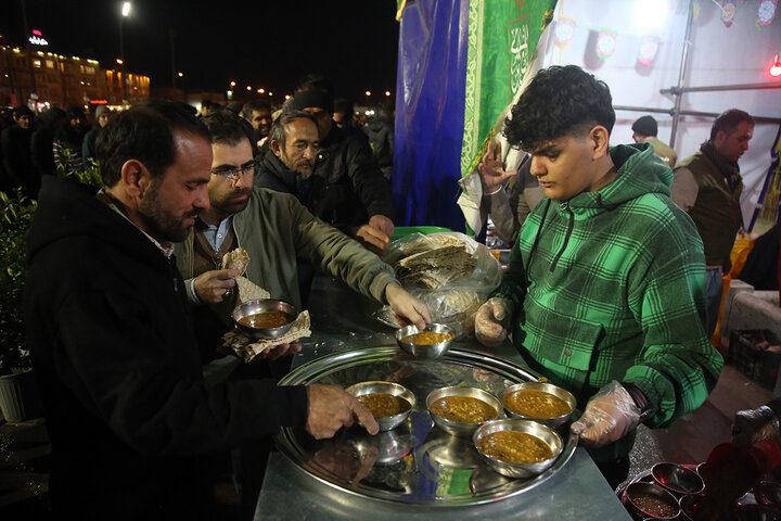 پذیرایی مواکب از زائران فاطمی در شام میلاد امام زمان(عج)