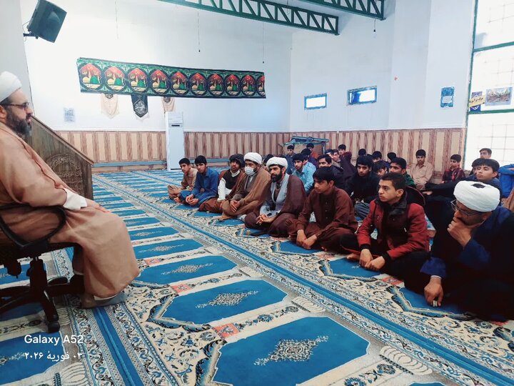 حضور حجت‌الاسلام افضلی، مدیر حوزه علمیه استان کرمان، در جمع اساتید و طلاب حوزه علمیه پیامبر اعظم جازموریان