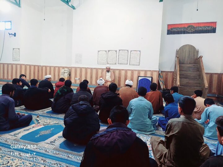 حضور حجت‌الاسلام افضلی، مدیر حوزه علمیه استان کرمان، در جمع اساتید و طلاب حوزه علمیه پیامبر اعظم جازموریان