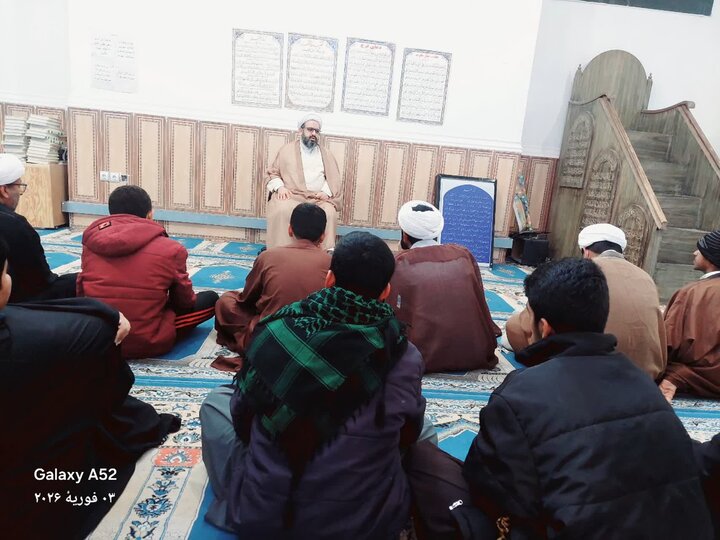 حضور حجت‌الاسلام افضلی، مدیر حوزه علمیه استان کرمان، در جمع اساتید و طلاب حوزه علمیه پیامبر اعظم جازموریان