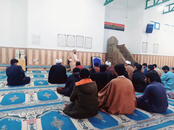 حضور حجت‌الاسلام افضلی، مدیر حوزه علمیه استان کرمان، در جمع اساتید و طلاب حوزه علمیه پیامبر اعظم جازموریان