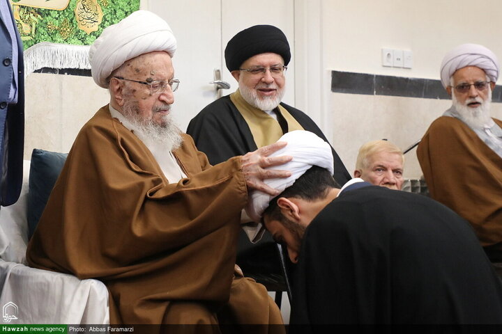 احتفال ارتداء العمامة لفئة من الطلاب برعاية آية الله العظمى مكارم الشيرازي