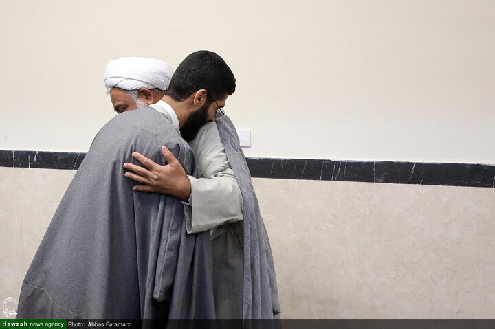 احتفال ارتداء العمامة لفئة من الطلاب برعاية آية الله العظمى مكارم الشيرازي