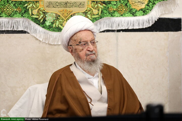 احتفال ارتداء العمامة لفئة من الطلاب برعاية آية الله العظمى مكارم الشيرازي