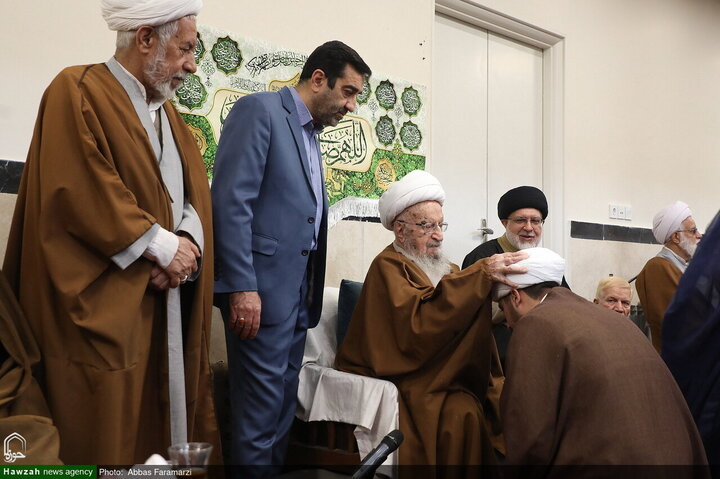 احتفال ارتداء العمامة لفئة من الطلاب برعاية آية الله العظمى مكارم الشيرازي