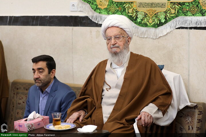 احتفال ارتداء العمامة لفئة من الطلاب برعاية آية الله العظمى مكارم الشيرازي