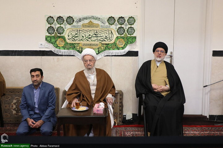 احتفال ارتداء العمامة لفئة من الطلاب برعاية آية الله العظمى مكارم الشيرازي