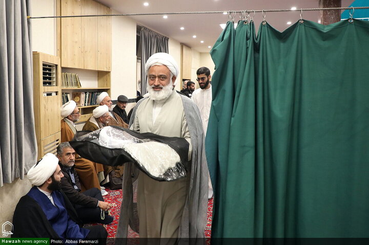 احتفال ارتداء العمامة لفئة من الطلاب برعاية آية الله العظمى مكارم الشيرازي