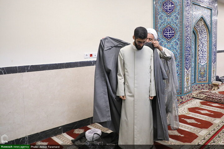 احتفال ارتداء العمامة لفئة من الطلاب برعاية آية الله العظمى مكارم الشيرازي